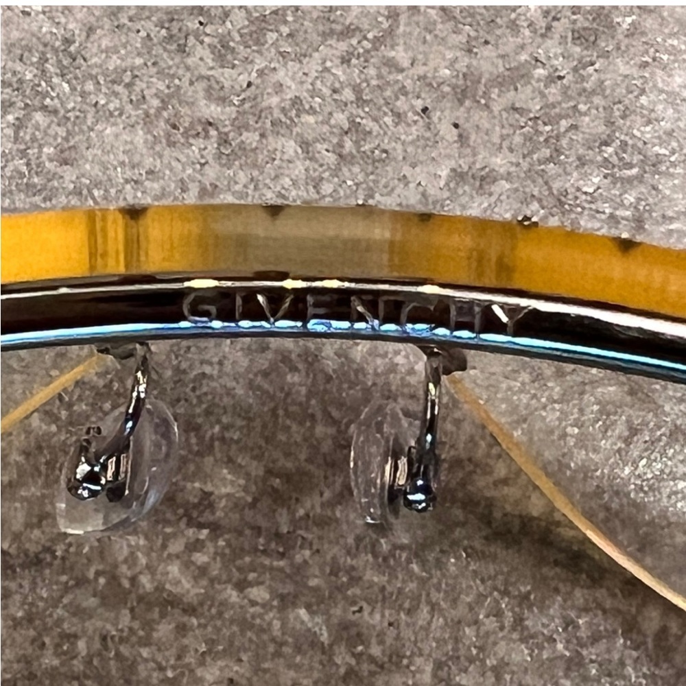 Authentic Givenchy Shield Crystal Glasses - Picture 4 of 5
